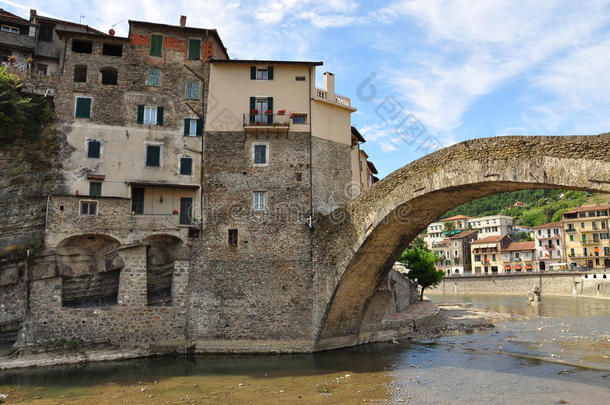 意大利利古里亚，多尔齐亚村。石桥