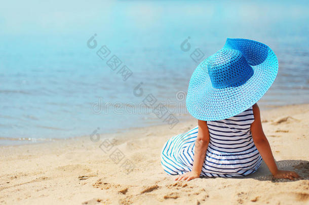 抽象旅游图片美丽的小女孩穿着衣服和帽子