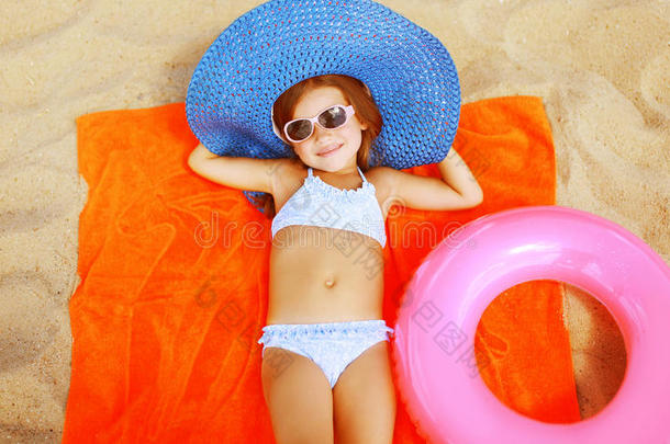暑假海洋概念，放松女孩躺在沙滩上