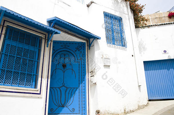 蓝色的门，窗户和白色的墙在西迪布说
