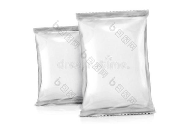 两个白色空白袋包装。铝箔包装。金属包装。为您的设计做好准备。白色背景