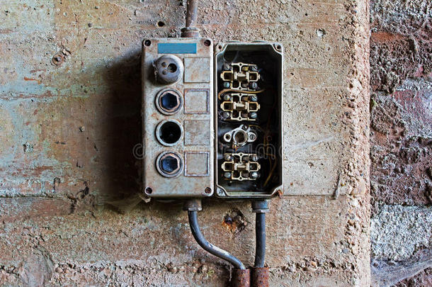 混凝土墙上的旧配电盘