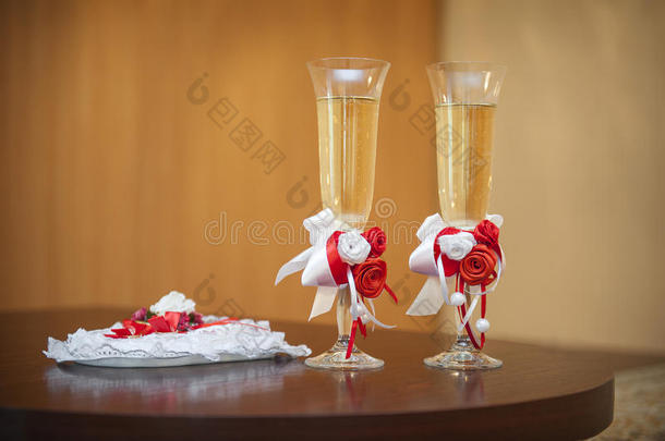 桌上放两杯香槟