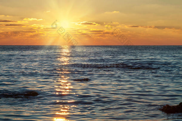 太阳在海上日落时出现在云端