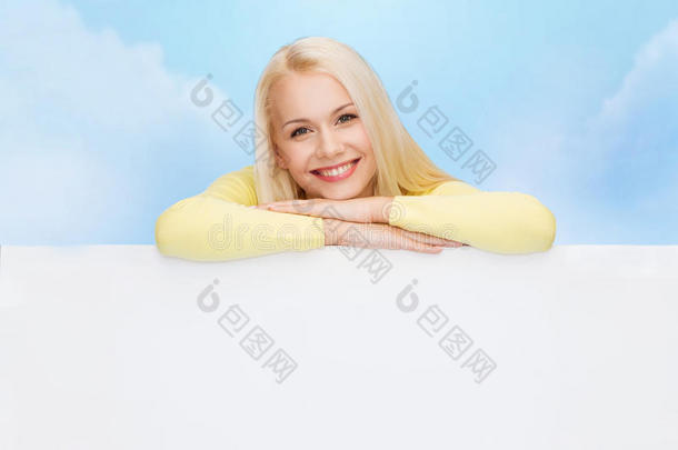微笑的女人，穿着一件白色的毛线衫