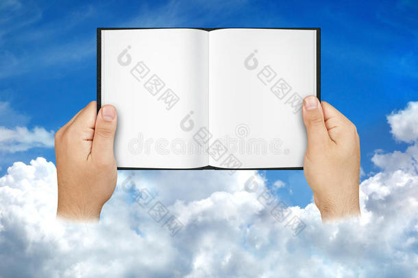 双手捧着空白的打开书天空的云彩