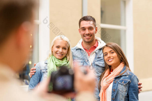一群微笑的朋友在户外拍照