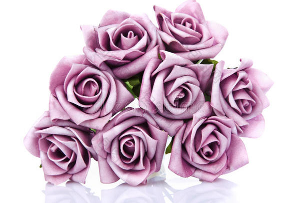 白色背景上的一束紫色玫瑰
