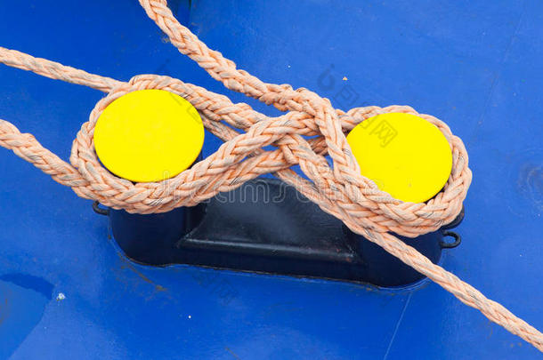 缠绕在<strong>黄色系</strong>船柱上的橙色绳子