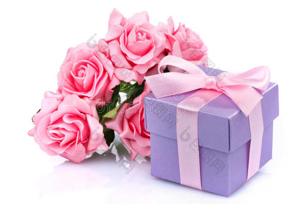 粉色花朵和礼品盒
