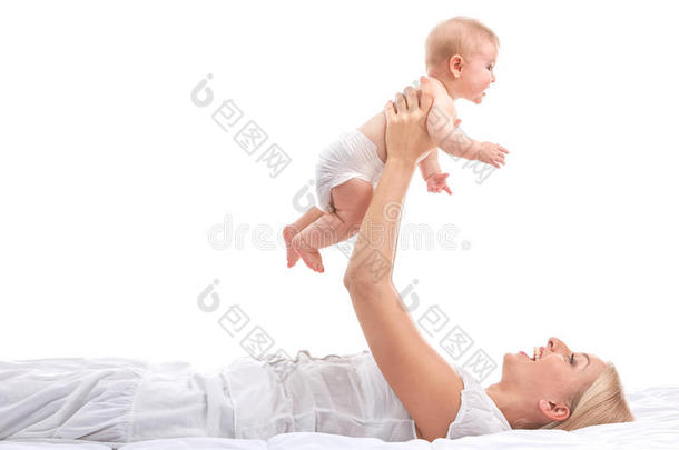 抱着小宝宝的年轻妈妈。美丽的金发美女抱起婴儿微笑着