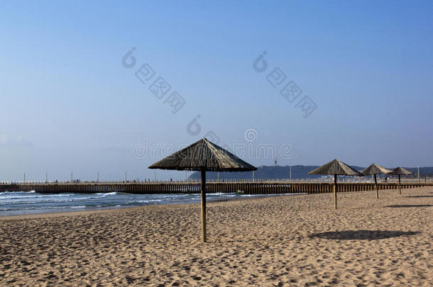 一排排<strong>遮阳伞</strong>在空旷的海滩上