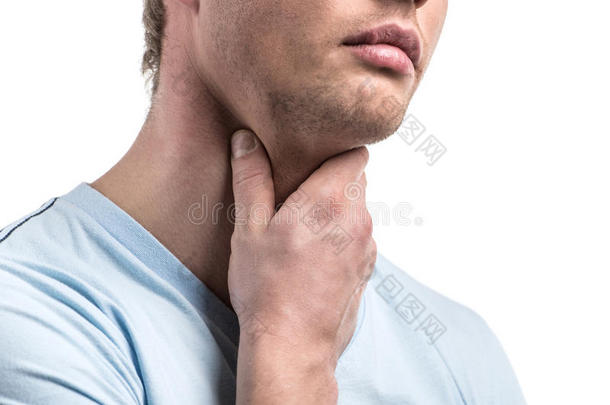 一幅有着喉咙疼痛的帅哥的画像。