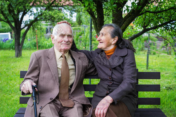 可爱的80多岁的已婚夫妇在花园里摆<strong>姿势拍照</strong>。永远爱的概念