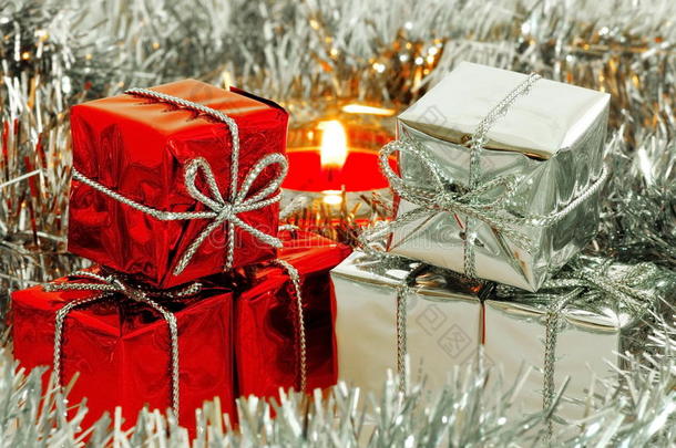 圣诞礼品盒，<strong>银饰</strong>和蜡烛火焰