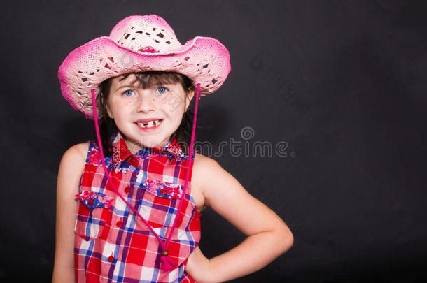 戴粉红色牛仔/牛仔帽的年轻女孩黑色ba