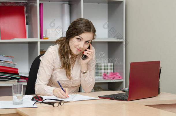 在工作场所通过电话打电话的商务妇女