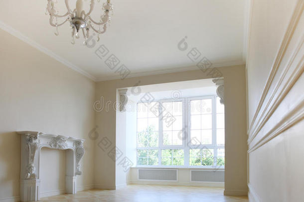 漂亮的客厅，浅色的，大窗户