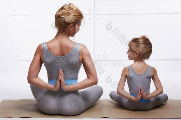 母女俩做<strong>瑜珈</strong>锻炼，健身，健身房穿着同样舒适的运动<strong>服</strong>，家庭运动，运动配对坐姿