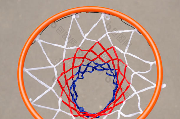 篮球网和篮圈上方的视图