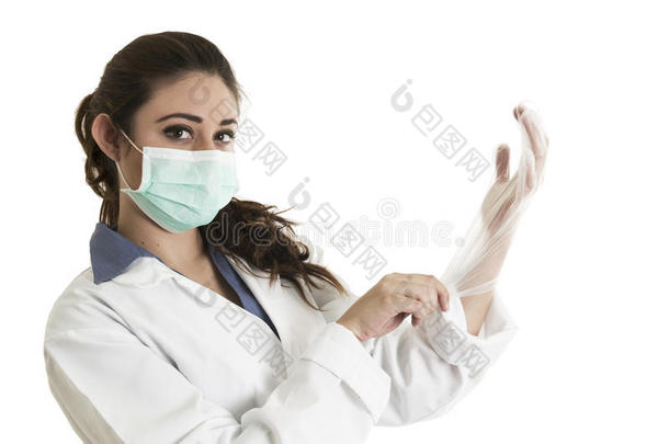 戴手套口罩的年轻女医生