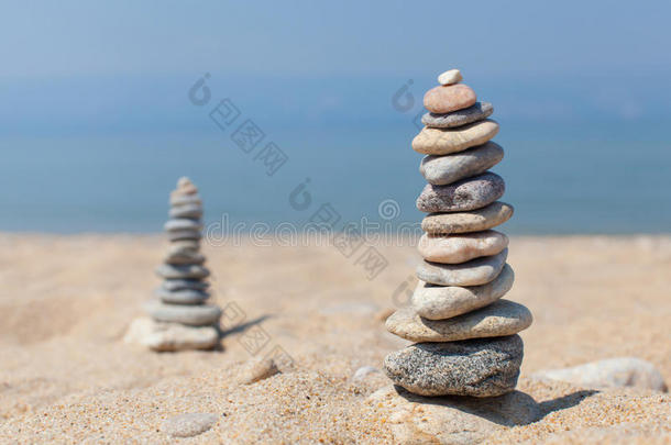 海滩上的两座石塔