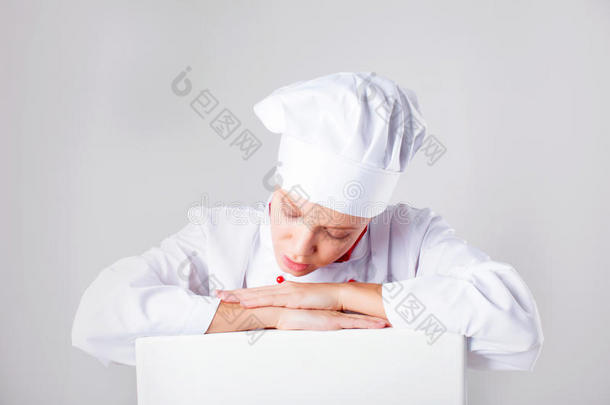 厨师<strong>招牌</strong>。女厨师/面包师在看纸质<strong>招牌</strong>广告牌。白色背景下惊讶有趣的表情女人
