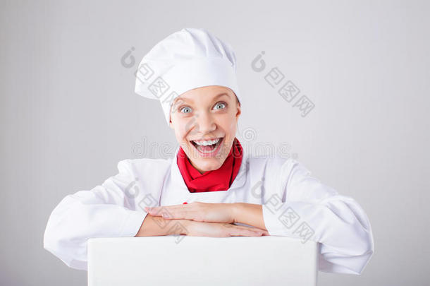 厨师招牌。女厨师/面包师在看纸质招牌广告牌。白色背景下惊讶有趣的表情女人