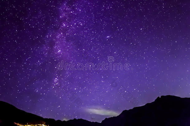 紫色的夜空星星。银河横穿群山