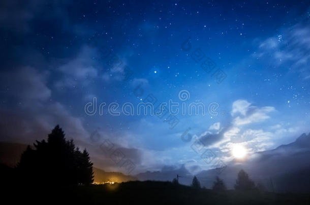 夜空星空，月亮和云朵横穿山脉