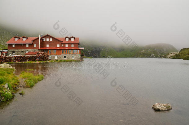 山间小屋和湖泊