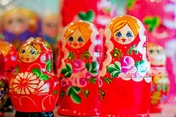 俄罗斯传统儿童玩具-嵌套娃娃。