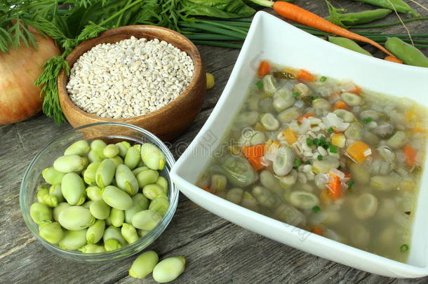 传统的蚕豆汤，用蔬菜做的