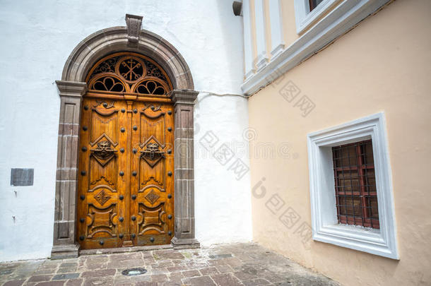 萨格拉里奥教堂的木制门窗
