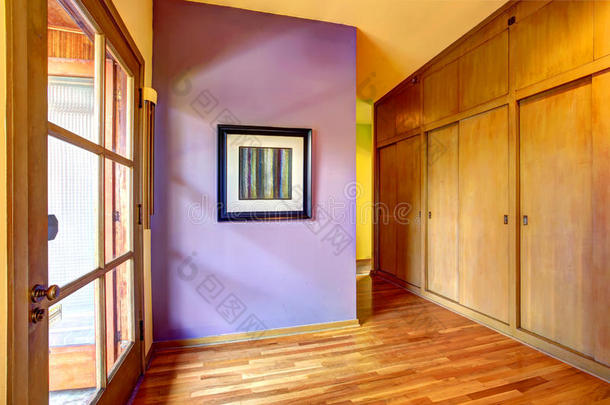 空旷的走廊，明亮的紫色墙壁