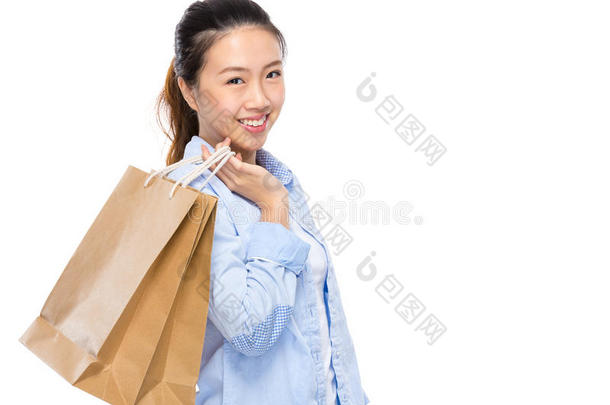 亚洲女青年拎着购物袋