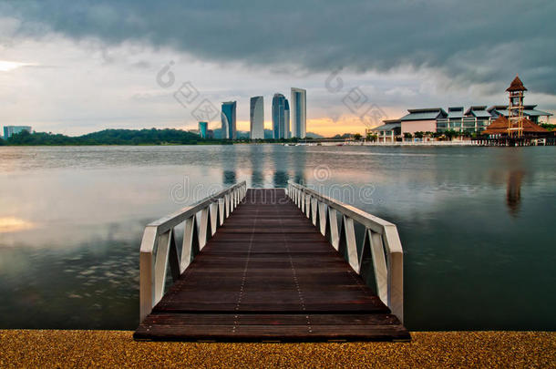 湖边码头，日出五彩缤纷。普尔曼，普特拉贾亚，马来西亚