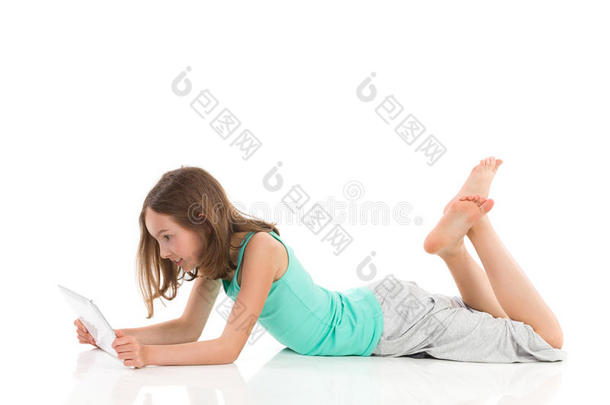 小女孩趴着玩平板电脑图片