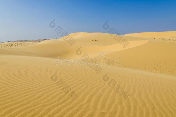 <strong>沙漠里的</strong>沙子蓝天