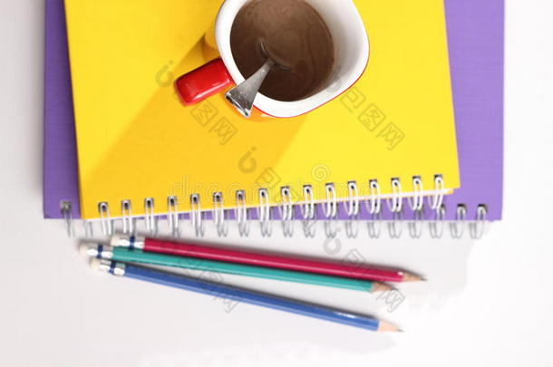 笔记本和咖啡放在桌面视图上。