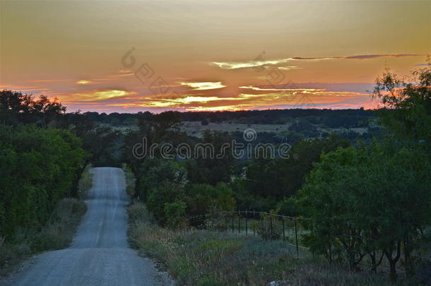 <strong>德克萨斯州</strong>的夕阳从一条偏僻的小路上落下
