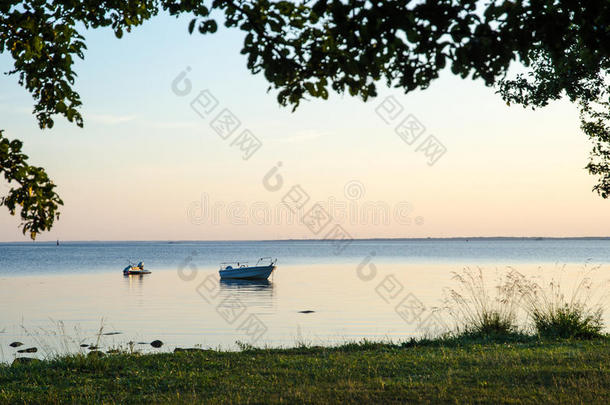 有抛锚船和<strong>水上滑板</strong>车的夏夜景色