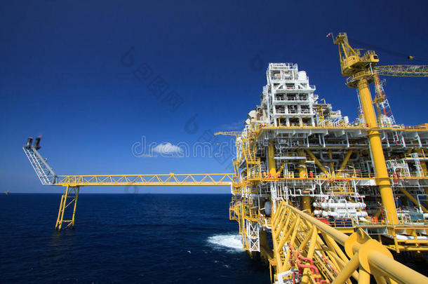 海洋工业油气平台、石油工业生产过程、油气工业建设工厂。