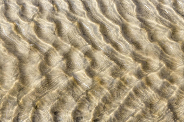 沙子透过水