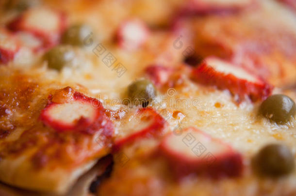 意大利披萨配鸡肉、橄榄和切达奶酪