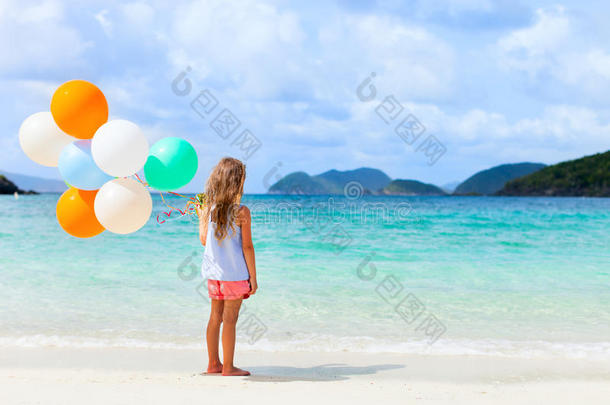 海滩上<strong>拿</strong>着<strong>气球</strong>的小女孩的后视图
