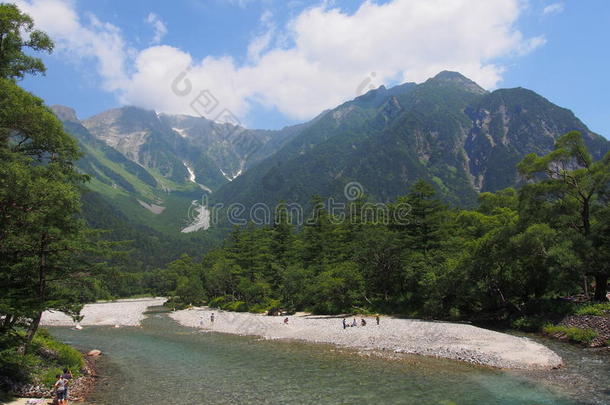 日本长野kamikochi的azusa河和hotaka山脉