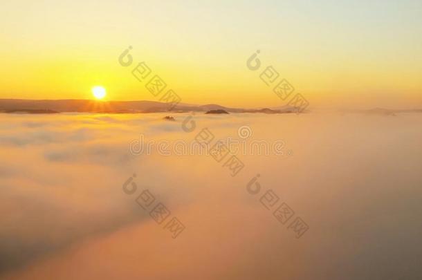 秋天的乡村。深邃的雾霭笼罩着清晨浓重的<strong>蓝橙</strong>色雾气。砂岩山峰从薄雾中增加，黑色的山丘