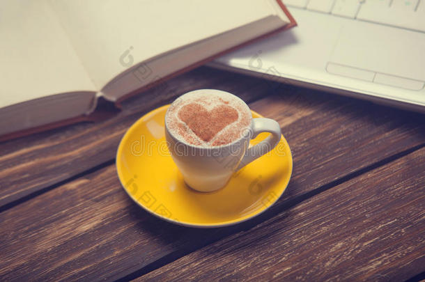 一杯咖啡和一本笔记本