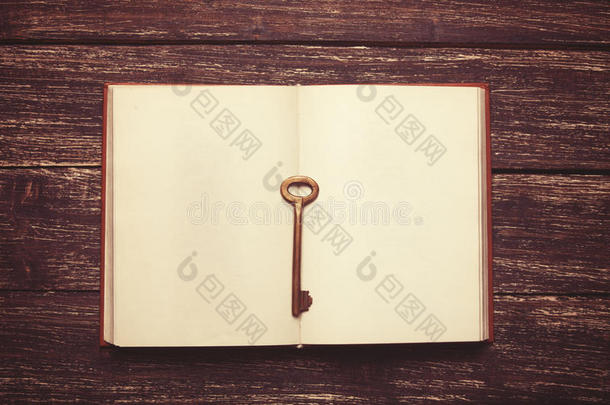 钥匙和打开<strong>的</strong>书